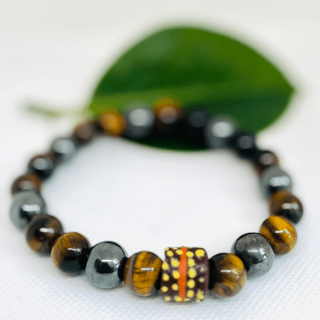 Tribal Focus – Armband met Tijgeroog & Krobo-kraal