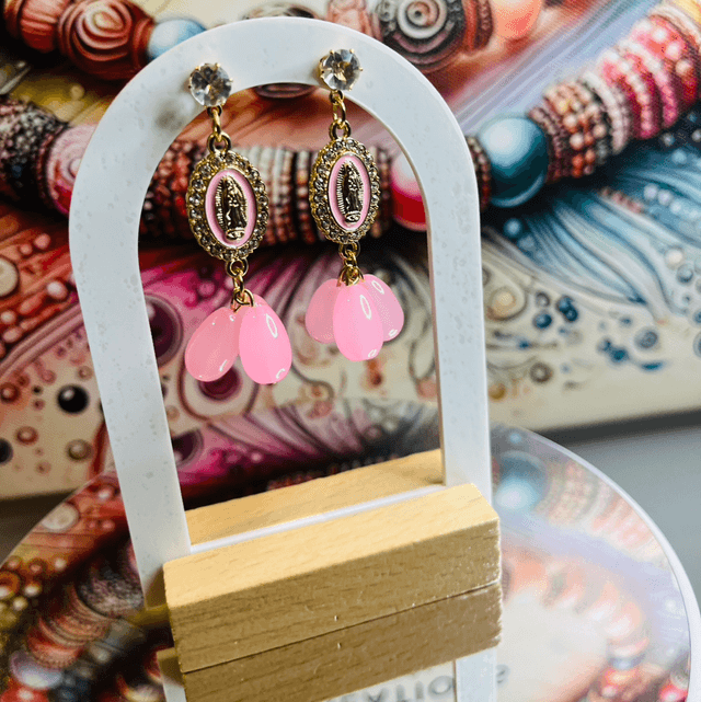Rosé Charms – Goudkleurige Oorbellen met Roze Druppels & Steentjes