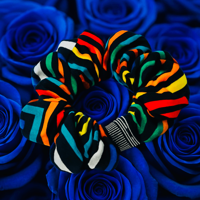 Afrikaanse Scrunchie “Zebra Glow” – Handgemaakte Haaraccessoire met Tribal Geometrisch Design