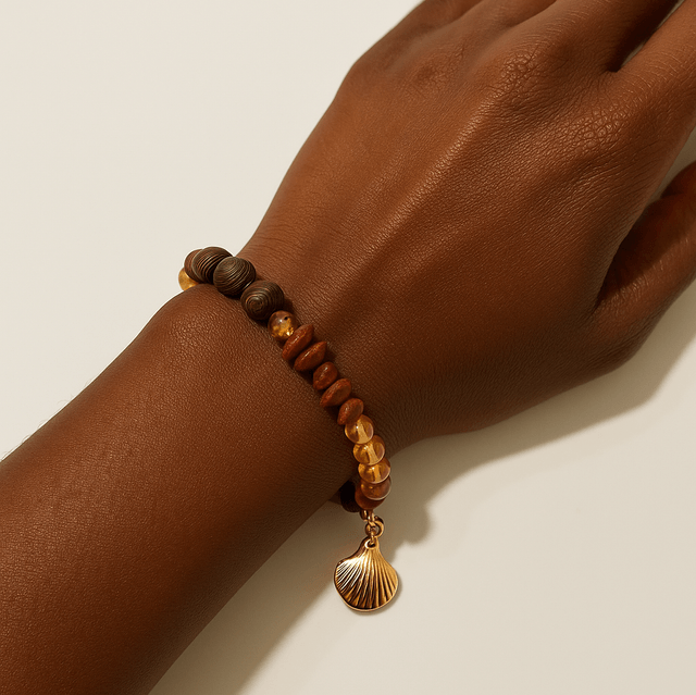 Amber Coast Armband – Goudsteen, Hout & Schelpbedel | Handgemaakt Sieraad 