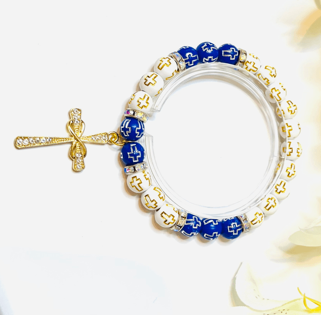 Royal Faith” – Armband met Goudkruis, Blauw-Witte Kralen en Strassaccenten