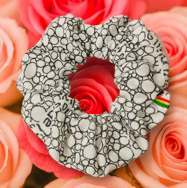 Scrunchie “Sankofa Dots” – Handgemaakt van Afrikaanse Waxprint Katoen