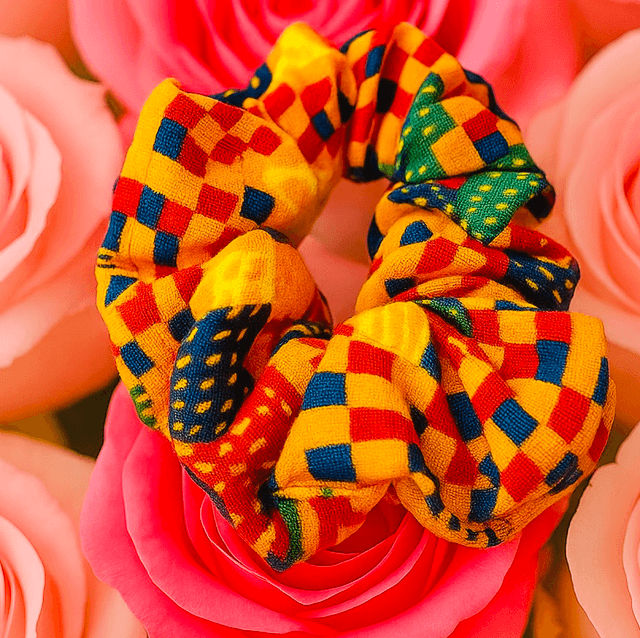 Kente Pride Scrunchie – Handgemaakte Afro-Inspired Haaraccessoire
