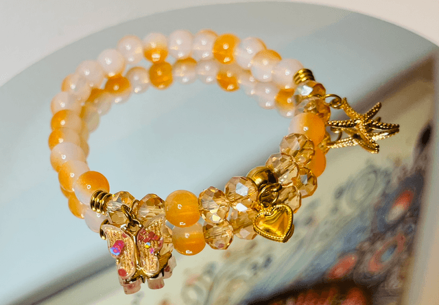 Peach Sands Armband – Goudkleurige Bedels & Perzik Kralen | Handgemaakt