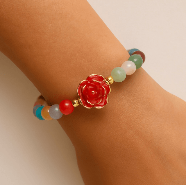 Bloom in Color” – Handgemaakte Armband met Regenboogkralen & Rode Roos
