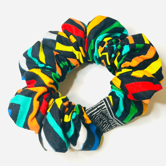 Afrikaanse Scrunchie “Zebra Glow” – Handgemaakte Haaraccessoire met Tribal Geometrisch Design