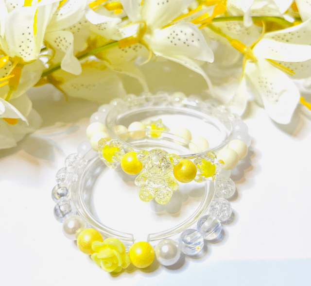 Zonnebloem” – Handgemaakte Armbandenset met Gele Accenten &amp; Kristallen Beer