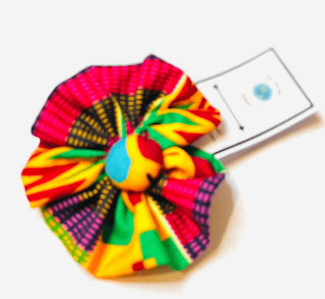 Kente Haarbloem met Elastiek – Handgemaakte Afrikaanse Haaraccessoire van 100% Katoen