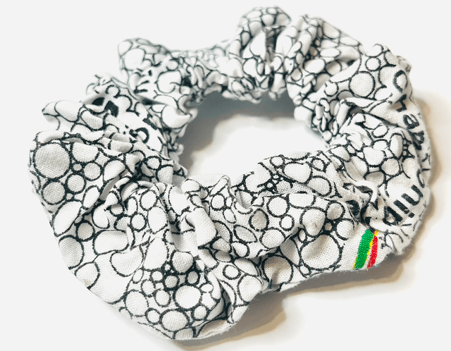 Scrunchie “Sankofa Dots” – Handgemaakt van Afrikaanse Waxprint Katoen