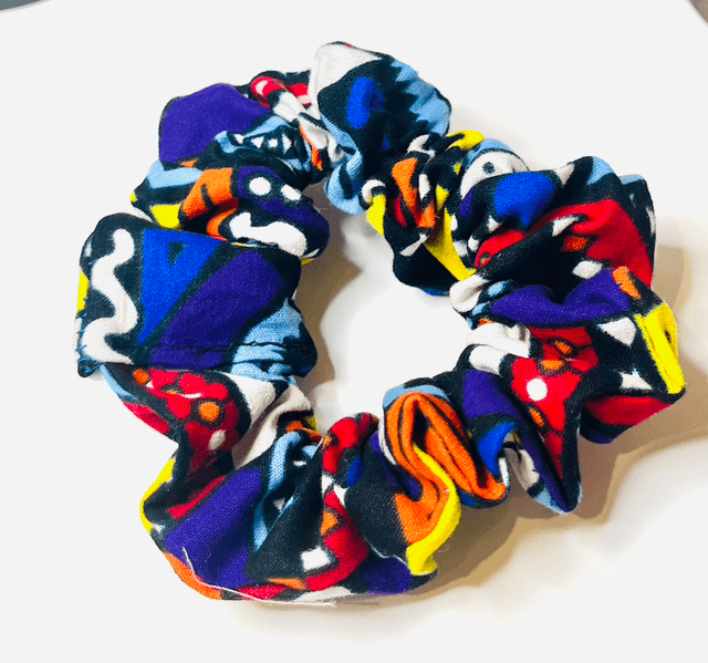 “Art Vibe” Scrunchie – Handgemaakte Afro-Chic Haaraccessoire met Kleurrijk Abstract Design 