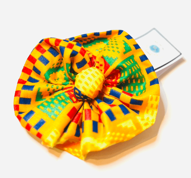 Gele Kente Haarbloem met Elastiek – Handgemaakte Afrikaanse Haaraccessoire van 100% Katoen