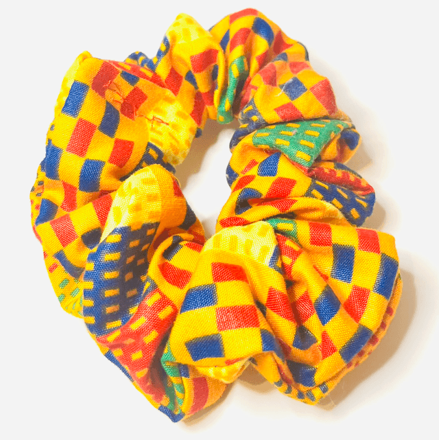 Kente Pride Scrunchie – Handgemaakte Afro-Inspired Haaraccessoire