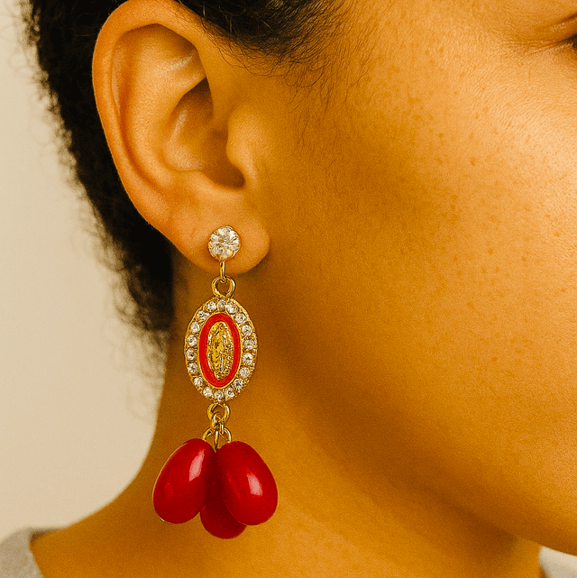 Rosa Roja – Gouden Oorbellen met Rode Druppelbedels 