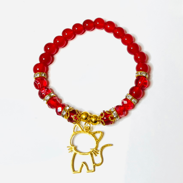 Rode Armband met Kattenbedel – Red Meow Chic | Handgemaakt &amp; Elastisch