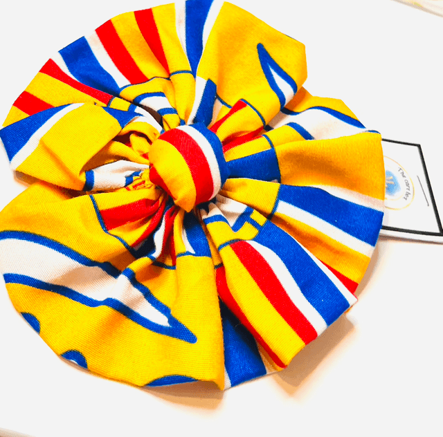 Kleurrijke Kente Haarbloem met Elastiek – Handgemaakte Afrikaanse Haaraccessoire van 100% Katoen