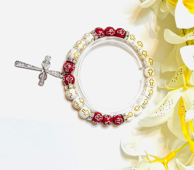 Sacred Strength” – Geloofsarmband in Rood &amp; Wit met Zilveren Kruis